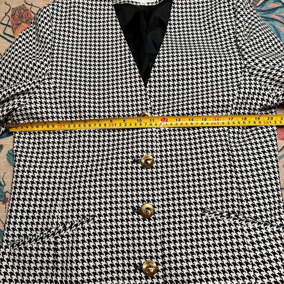 Vintage Black and White Houndstooth Blazer with Tailored Silhouette - Picture 3 of 4